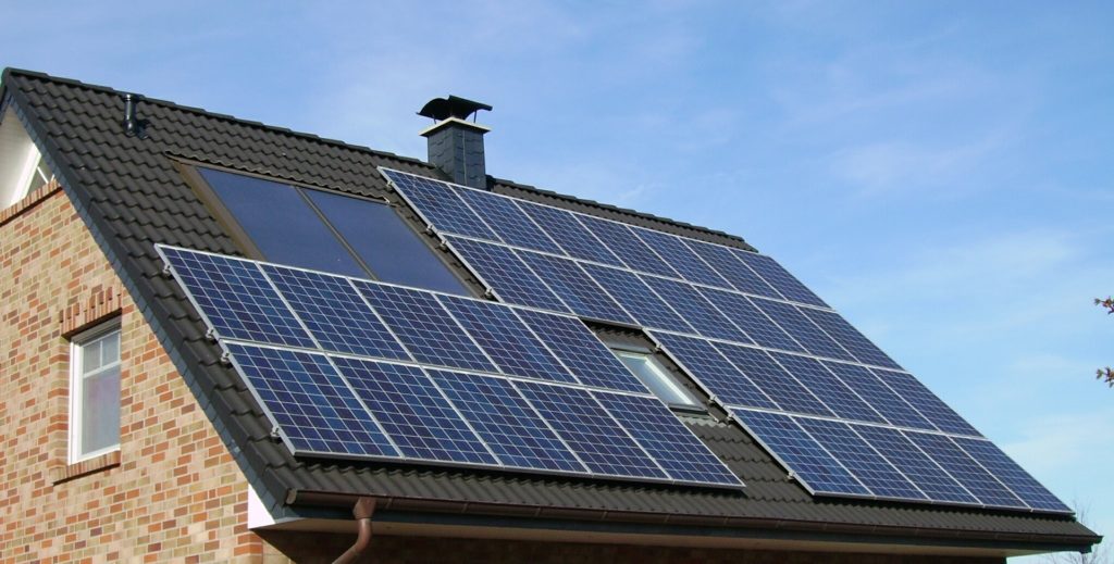 solární panely na rodinném domě